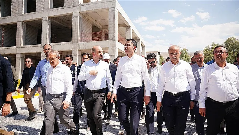 Murat Kurum'dan deprem bölgesindeki müteahhitlere uyarı: '24 saat çalışılacak, aksi halde gereğini yaparım!'