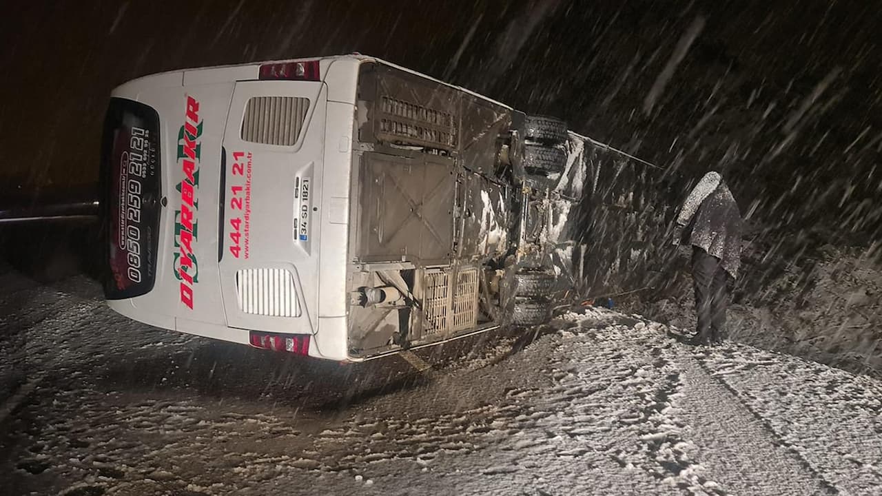 bilgol-yolcu-otobusu-devrildi.jpg
