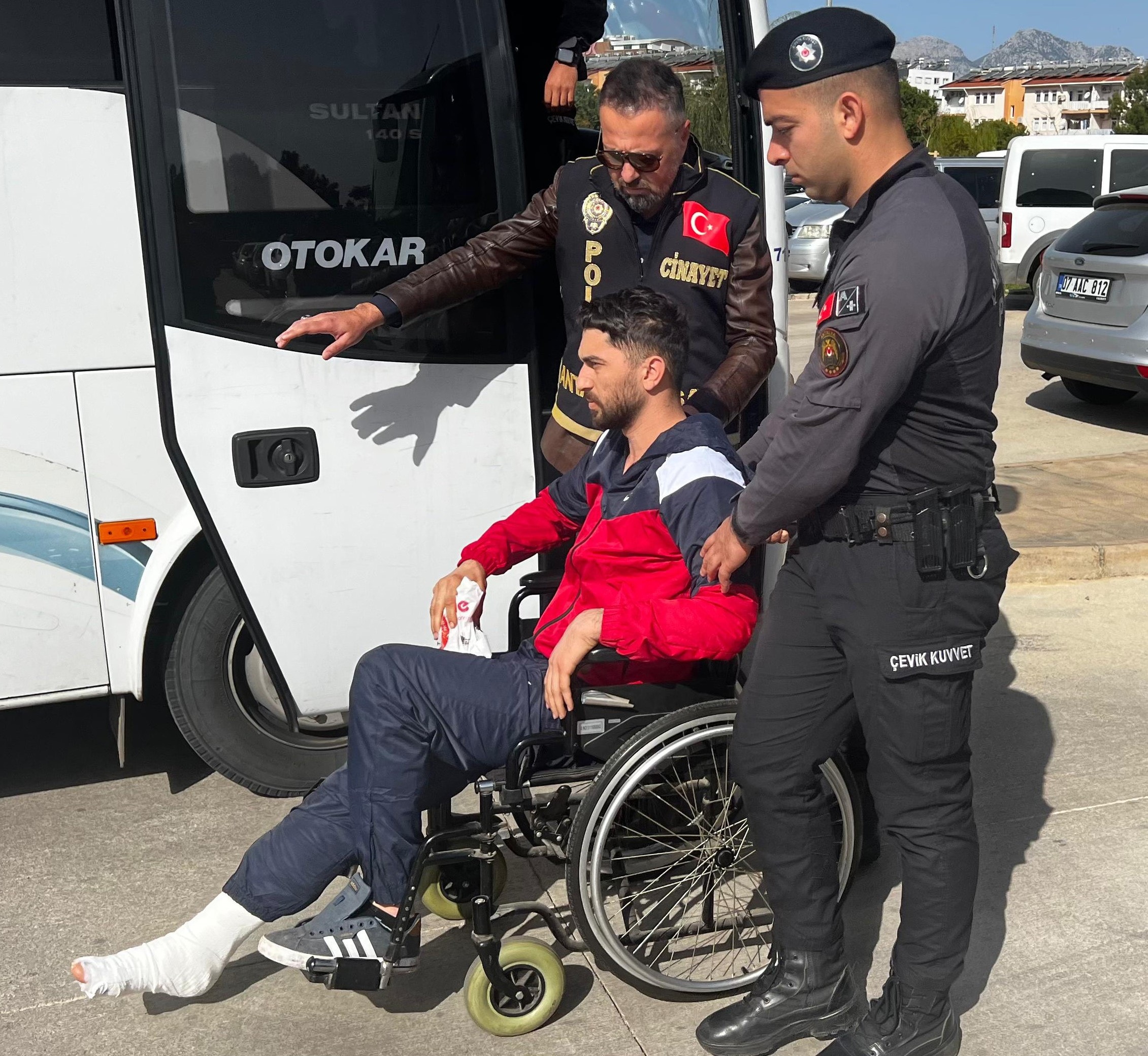 antalya-kafede-cikan-kavgada-yaralananlar.jpg