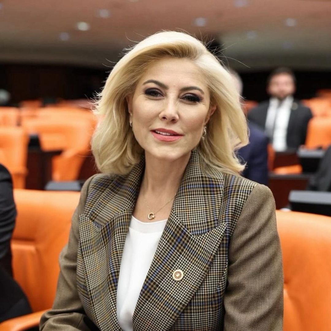 akp-izmir-milletvekili-sebnem-bursali-1.jpg