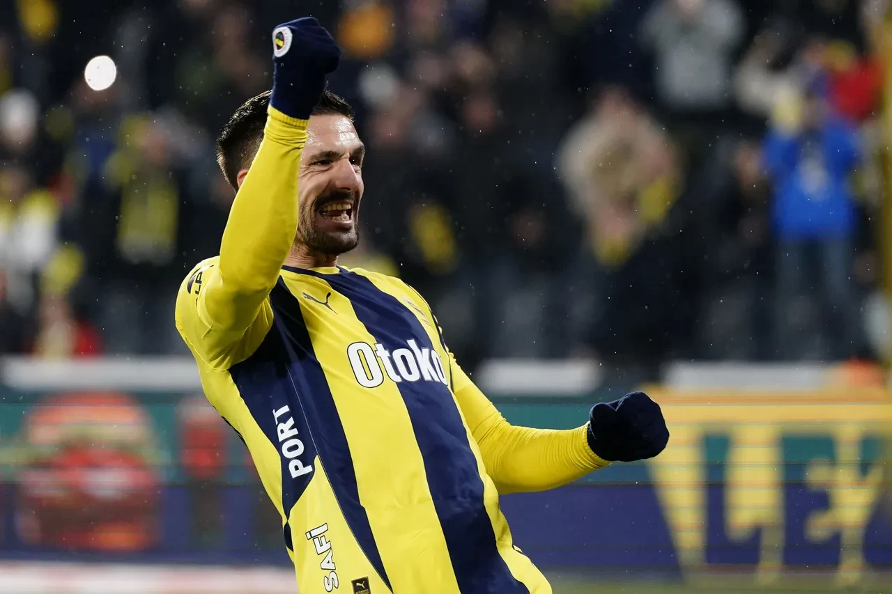 fenerbahce-antalyaspor-maci-kac-kac-bitti-fenerbahce-galatasaraya-bir-adim-daha-yakla-3205621-202503022303-1.webp