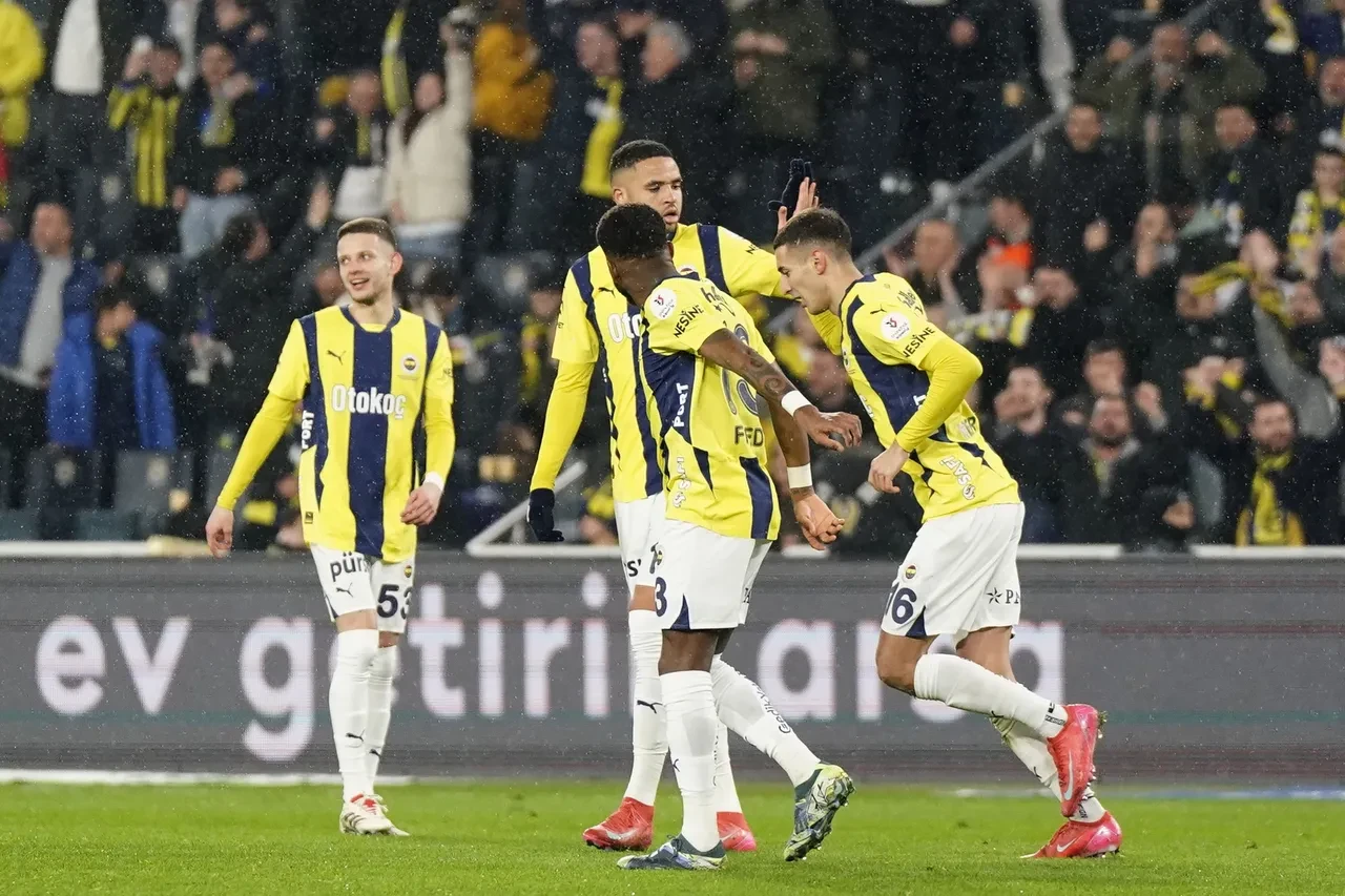 fenerbahce-antalyaspor-maci-kac-kac-bitti-fenerbahce-galatasaraya-bir-adim-daha-yakla-3205621-202503022303-2.webp