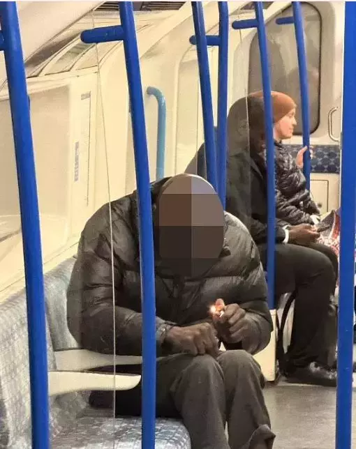 diger-yolculara-aldirmadan-metroda-kokain-cekti-18497015-2191-m.webp