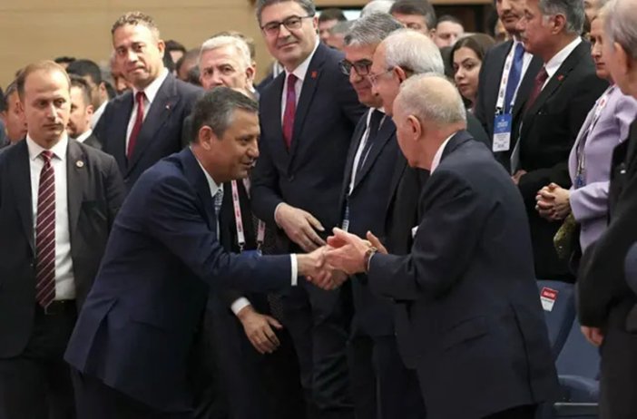 chp-kurultayinda-sok-muhalefet-genel-merkezi-sarsiyor.jpeg